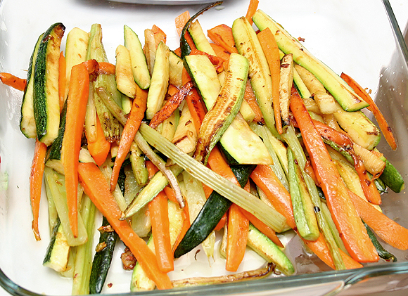 Овощи нарезать полосками и обжарить в масле с чесноком, тимьяном и специями. 