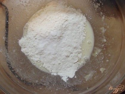 Муку смешиваем с содой, разрыхлителем и добавляем в тесто. Перемешиваем миксером или ложкой чтобы не осталось комочков. Дальше постепенно перемешивая вводим белок.