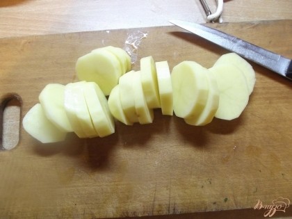 Картофель очистить и нарезать кружочками толщиной 0,5 см.