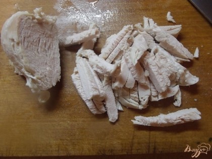 Куриное филе необходимо до готовности отварить в соленой воде. Нарезать его соломкой и положить в салатник.