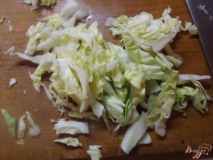 Молодую капусту тоже нужно нарезать соломкой. Можно капусту заменить на листовой салат в равных пропорциях. Только салат не должен горчить.