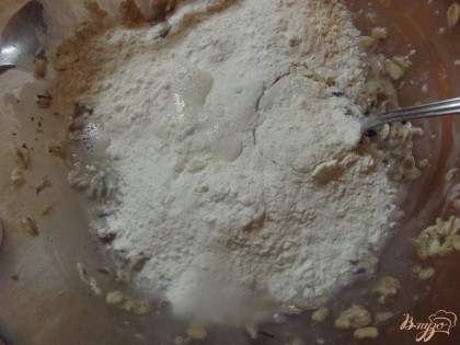 Просеиваем пшеничную муку порциями каждый раз перемешивая тесто. В результате оно должно слегка стекать с ложки и быть густым.