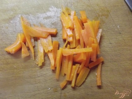 Отвариваем до готовности и нарезаем тонкой соломкой морковь.