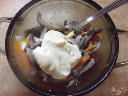 Смешиваем в салатнике морковь, грибы, яйцо, соль и перец. Без перца салат не будет таким вкусным. Заправляем жирным майонезом, лучше домашним.