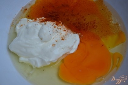 Яйца и сметану, чуть соли и специи по вкусу смешать .