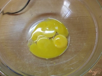 Отделяем белки от желтков. В миске взбиваем слегка желтки.