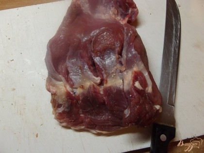 Острым ножом делам надрезы вдоль кости. Это поможет крови легче выходить и мясо внутри быстрее приготовится не пересохнув снаружи.