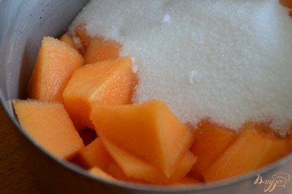 Мякоть половинки дыни (оставить пару долек) нарезать на кусочки, добавить сахар по вуксу и чуть лимонного сока.