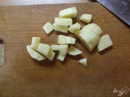 Картофель моем, чистим и нарезаем кубиками. Желательно мелко.