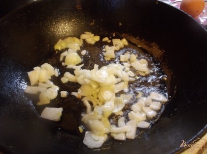 На сковородке нагреваем растительное масло. Обжариваем лук на среднем огне дол мягкости