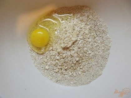 Добавляем куриное яйцо (одно крупное).