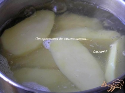 Картофель очистить, нарезать вдоль на 2-3 части, отварить в бульоне  почти до готовности, так, чтобы картофель не разваливался, бульон слить.