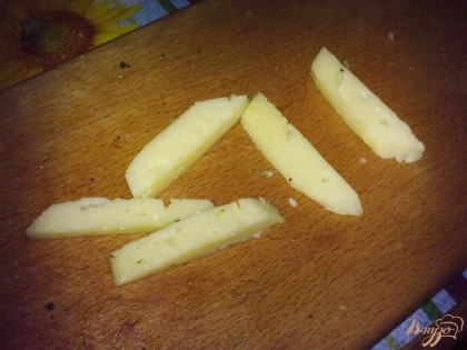 Сыр нарезать крупно.