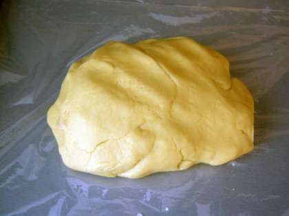 Из муки, яйца, меда и 150 граммов сливочного масла замесить тесто. Для этого холодное масло нарезать мелкими кубиками и перемешать с мукой и остальными ингредиентами.  