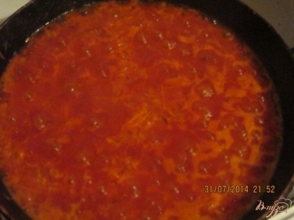 Теперь нам нужно сделать подливку. Поджарьте 2 луковицы, добавьте морковь тертую и поджарим до золотистого цвета потом добавим 3ст.л томатной пасты м 100грамм воды и довести  до кипения.