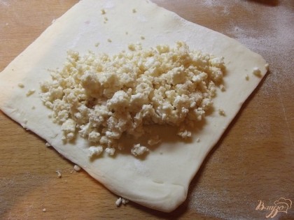 Раскатайте слоеное тесто в лист до 1 см толщиной (на свой вкус). Я люблю тесто потолще. Разрежьте на квадратики 15 на 15 см. Разделите квадрат мысленно на два треугольника. Один заполните творожной начинкой.