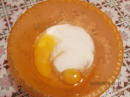 Яйца нужно взбить с сахаром до однородной массы.