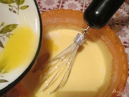 До взбитых яиц добавить растопленное сливочное масло.
