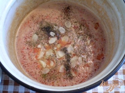 Перекрутите помидоры через мясорубку для получения томатного пюре. Добавьте все специи. Перемешайте и доведите до кипения.