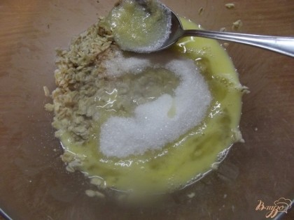 Добавляем сахар, взбитое яйцо, сливочное масло (растопленное). Перемешиваем ложкой.