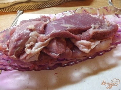 Мясо индюка разделываем на биточки шириной 1-1,5 см. Кожу не снимаем.