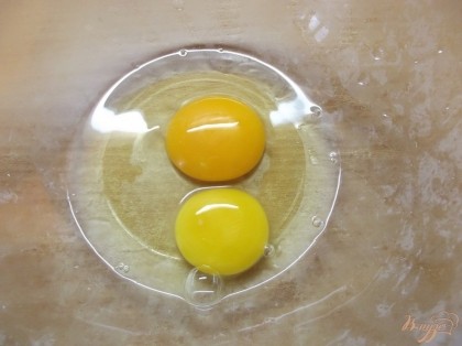Яйца вбить в глубокую миску.