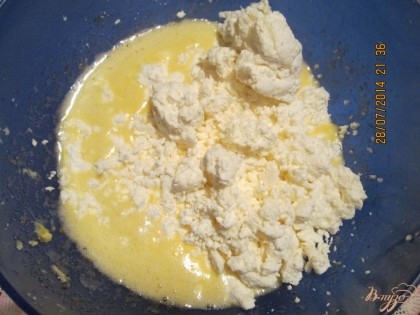 Яйца хорошо взбить с сахаром. Добавить соду. Добавить творог и хорошо взбить до однородной массы.