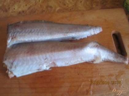 Если рыба заморожена, то ее следует разморозить в холодильнике.Удалить чешую с кожи. удалить плавники.
