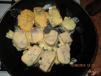 Обваленные кусочки рыбы в кляре выкладываем на разогретую сковородку с подсолнечным маслом и обжариваем  с двух сторон до образования золотистой корочки.