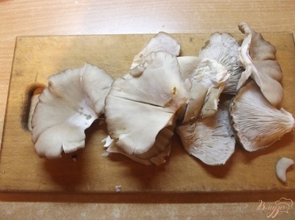 Вешанки вымыть и разделить на отдельные грибы (ножку отрезать).