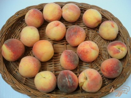 Персики должны быть спелыми, но не мягкими. На них не должно быть повреждений, только тогда, они будут долго храниться.