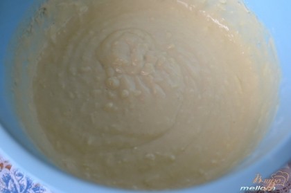 Замесить тесто из йогурта, яиц, разрыхлителя, сыра,соли, муки. По консистенции оно должно быть, как густая сметана.