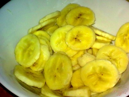 Бананы очистить и нарезать кольцами.
