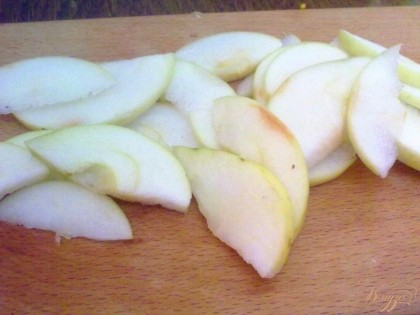 Яблоко вымыть, удалить семена и нарезать дольками.
