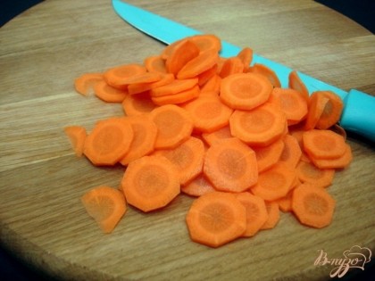 Морковь моем чистим, моем и нарезаем колечками.
