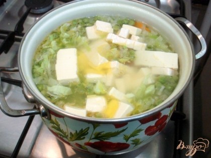 Сырочки и сосиску нарезаем и отправляем в суп, солим, перчим, добавляем укроп. Через две, три минутки огонь можно выключить, а суп тщательно перемешать, чтобы растворились сырки.