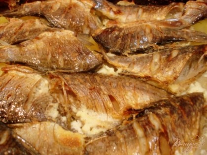 Готово! Нежные, румяные, запеченные рыбки с картофелем в сливках и сметане,очень вкусно!