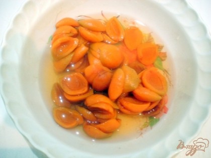 В емкость выливаем абрикосы в собственном соку. штук восемь, десять абрикосовых половинок отставляем в сторону.