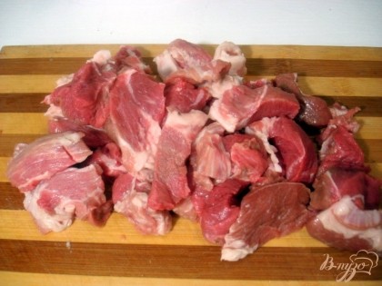 Мясо нарезаем небольшими кусочками.