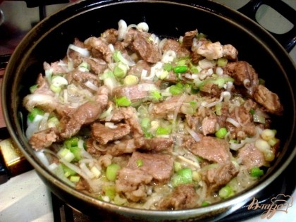 На сковороде разогреваем растительное масло и обжариваем мясо, затем добавляем к нему лук и чеснок жарим вместе.