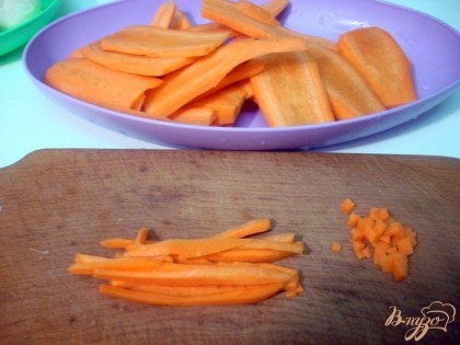 Морковь нарезаем тонкими пластами, затем нарезаем полосками.