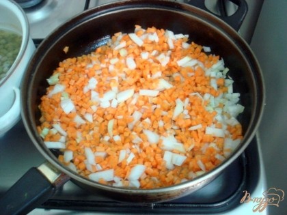 Лук и морковь пассеруем на растительном масле, на разогретой сковороде.