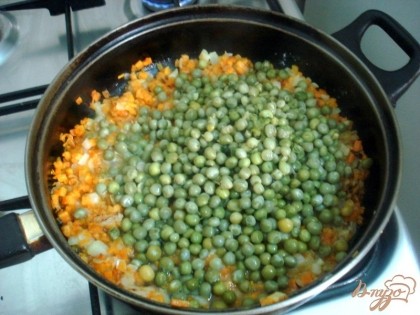 Горошек отвариваем до полной готовности и добавляем к овощам на сковороду.