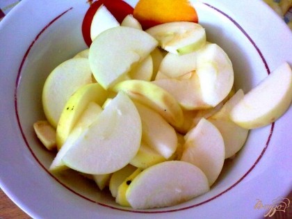 Яблоки вымыть, удалить сердцевину и нарезать дольками.