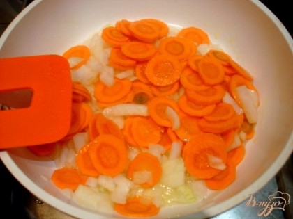 На огне разогреваем сковороду с растительным маслом, высыпаем морковь и лук пассеруем на очень маленьком огне.