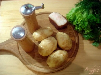 Для картофельного кебаба нам понадобится картофель, копчёное сало, соль и перец. Сало может быть обычным, или с прослойками мяса.