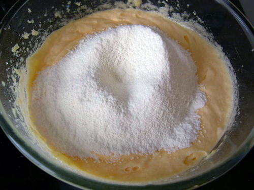 В растертое с сахаром масло положить яйца, хорошо взбить.  Затем во взбитую добела массу просеять муку.