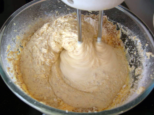 Добавить соль и молотый миндаль. Еще раз хорошо все перемешать, после чего добавить вишню в тесто. Несколько вишен оставить для украшения.  