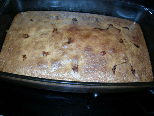 Печь в духовке при температуре 170 градусов в течение часа. Если верх пирога начнет темнеть – накрыть сверху фольгой или бумагой для выпечки.