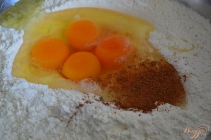 В большую миску всыпать муку и выбить яйца. Добавить соль и молотый мускатный орех. Перемешать.
